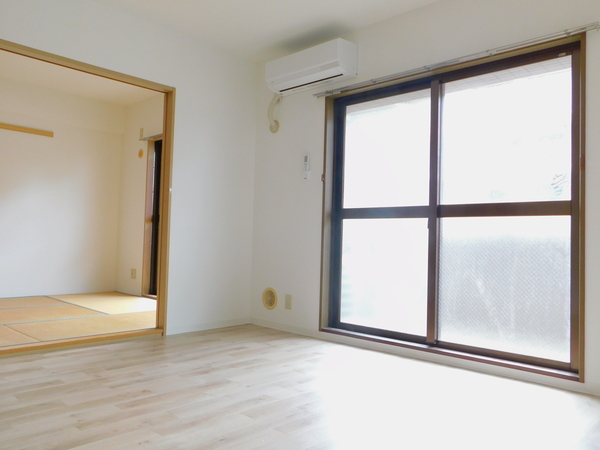 居室・リビング　南向きの８帖リビング