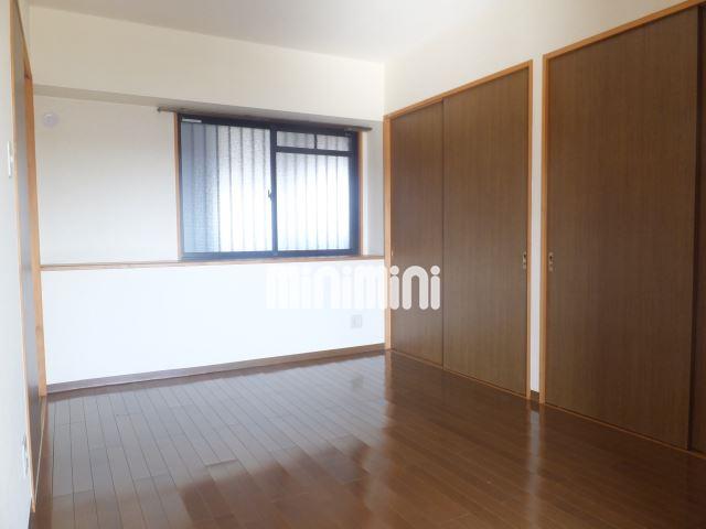 居室・リビング　北側６帖洋間です、こちらに収納があります。