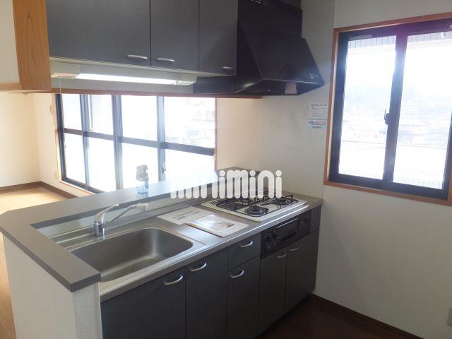 キッチン　側面に小窓がある明るいキッチンです。