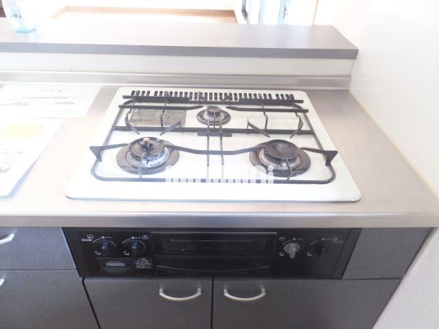 キッチン　ビルドインのグリル付き三口コンロです。