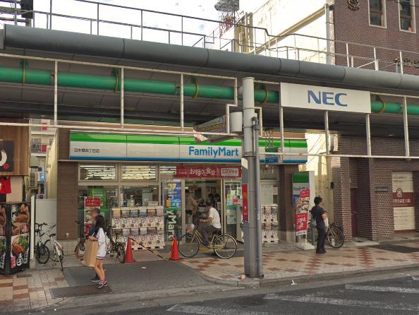 コンビニ　ファミリーマート（コンビニ）まで411m