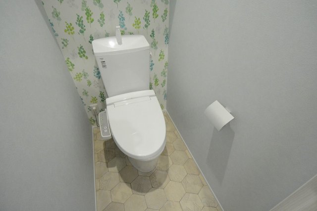 トイレ　温水洗浄便座付きのトイレです♪