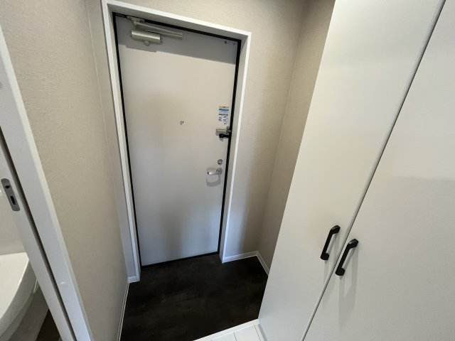 玄関　イメージとして同マンション他部屋を表示しています