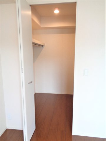 収納　洋室6帖のウォークインクローゼット