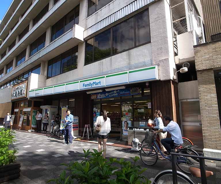 コンビニ　ファミリーマート河原町御池店（コンビニ）まで52m