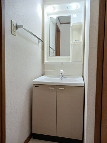 洗面設備　明るい洗面所です