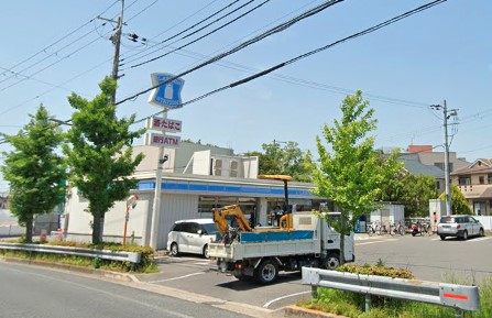コンビニ　ローソン 豊中熊野町四丁目店（コンビニ）まで327m