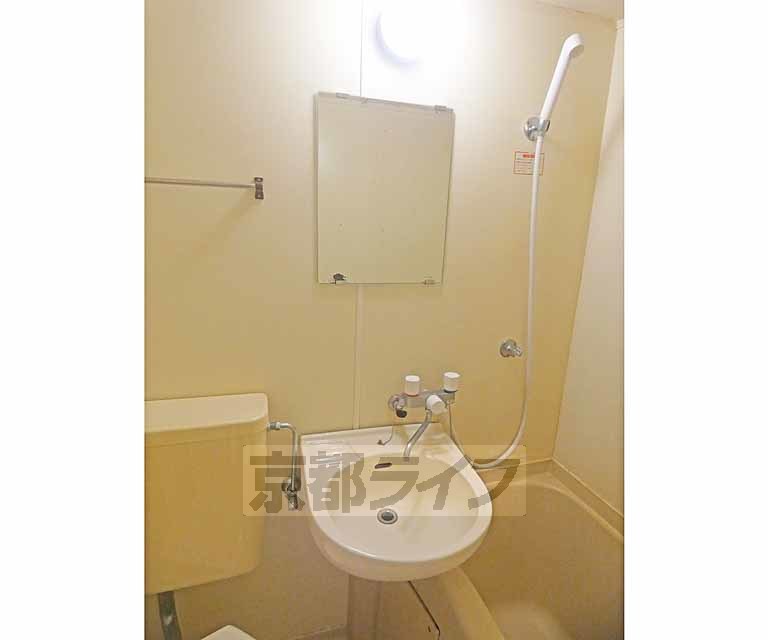 洗面設備　明るい洗面台です