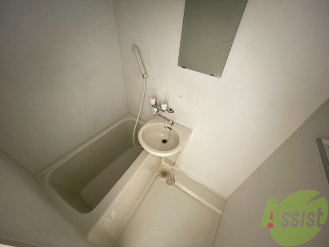 バス・シャワールーム　こちらはお風呂。一日の疲れをここで癒してください。