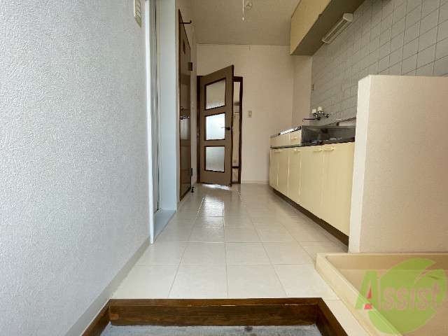 玄関　外から玄関を撮影してみました。広いリビングに繋がっています。