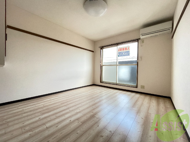 居室・リビング　リビングはこんな感じです。窓が大きくて良く陽が入ってきます