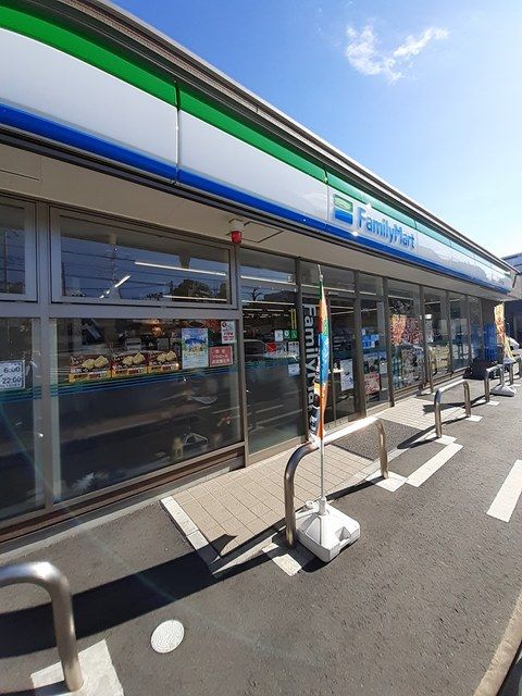 コンビニ　ファミリーマート（コンビニ）まで600m