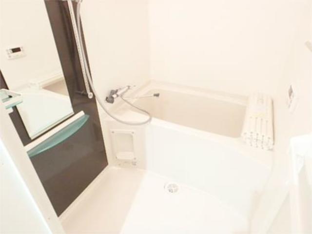 バス・シャワールーム　収納も豊富な追い炊き付きバス