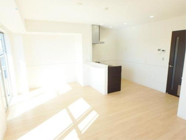 居室・リビング　窓が大きく明るいリビング