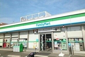 コンビニ　ファミリーマート（コンビニ）まで230m