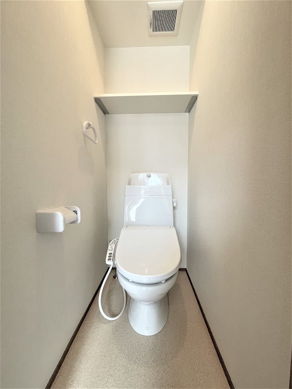 トイレ　温水洗浄便座付きのトイレです。