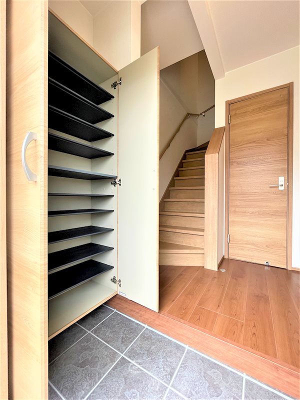 玄関　玄関にはたっぷり収納できる下駄箱です。