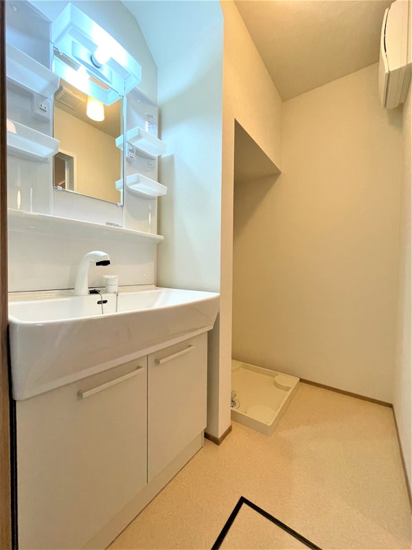 洗面設備　独立洗面化粧台の横には洗濯用防水パンがあります。