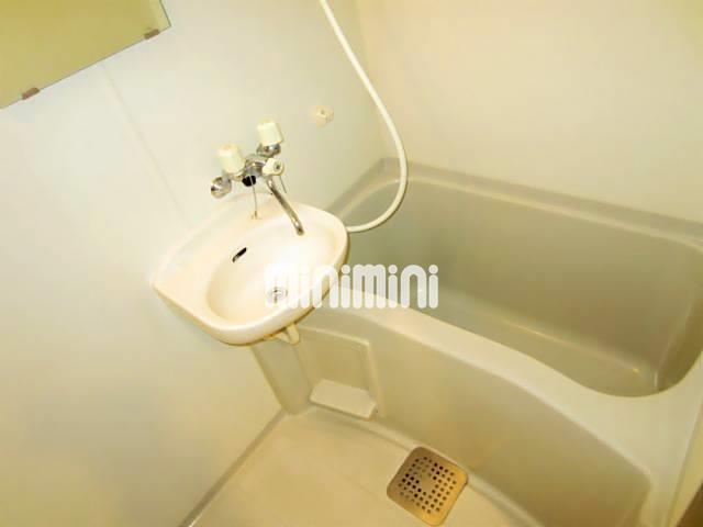バス・シャワールーム　清潔なバス。鏡もついて便利です。