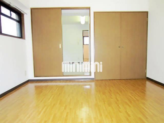 その他部屋・スペース　窓も多くてクローゼットもあり明るい洋室