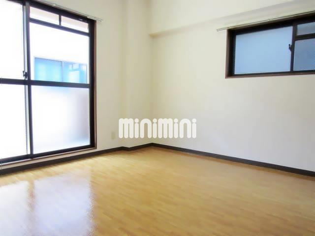 居室・リビング　明るくて気持ちのいい洋室です。