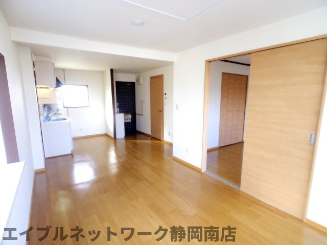 居室・リビング　こちらのリビングで趣味の時間をお楽しみください