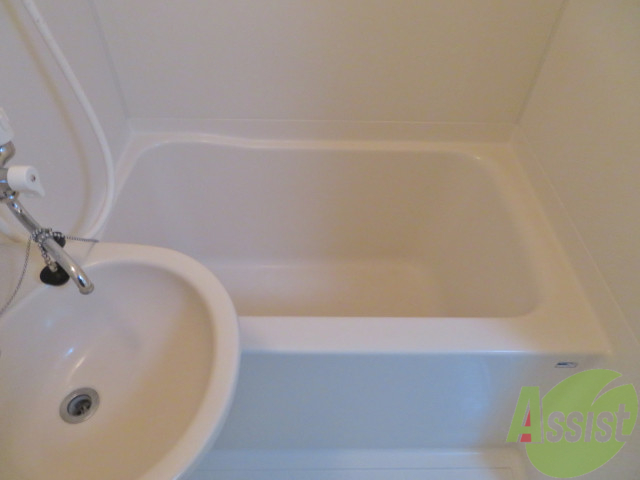 バス・シャワールーム　バスルームは狭すぎず、シャワーも浴びやすそうです。