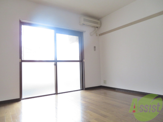 居室・リビング　７帖の洋室です。広々として、きれいですね。