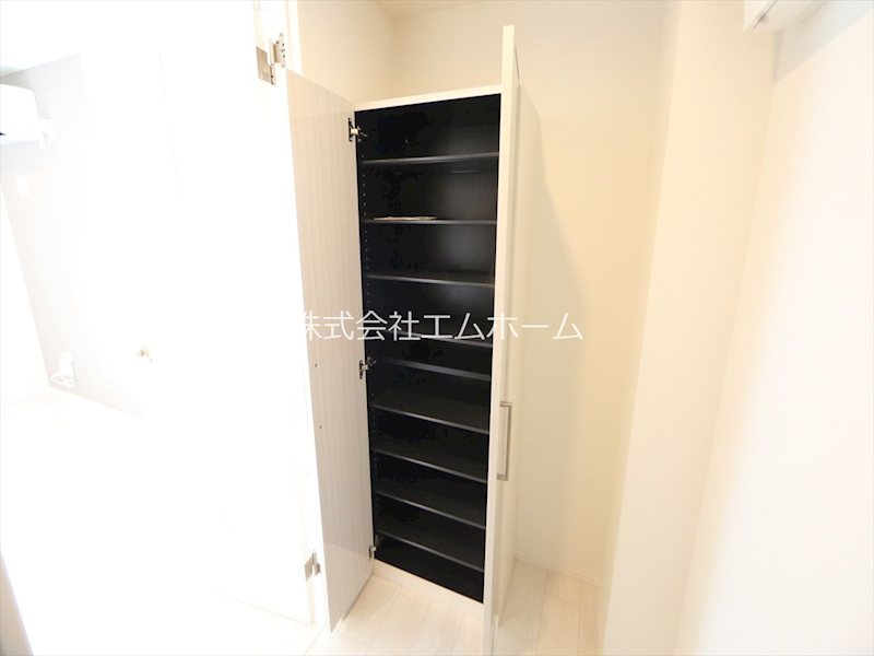 玄関　玄関　シューズボックス付（収納充実してます）