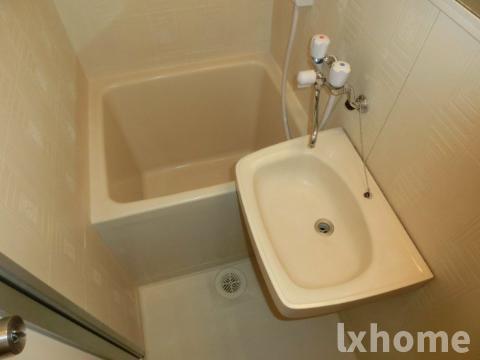 バス・シャワールーム　コンパクトで使いやすいお風呂です