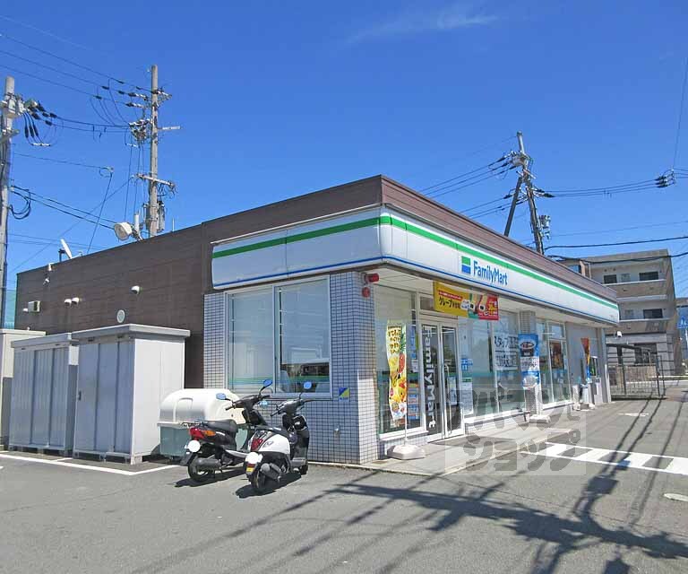 コンビニ　ファミリーマート 宇治紫ケ丘店（コンビニ）まで305m