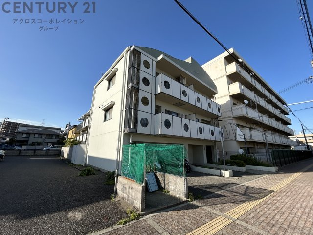 建物外観　敷地内に駐車場あります☆