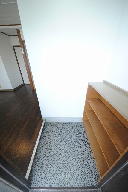 玄関　写真は２０３号室