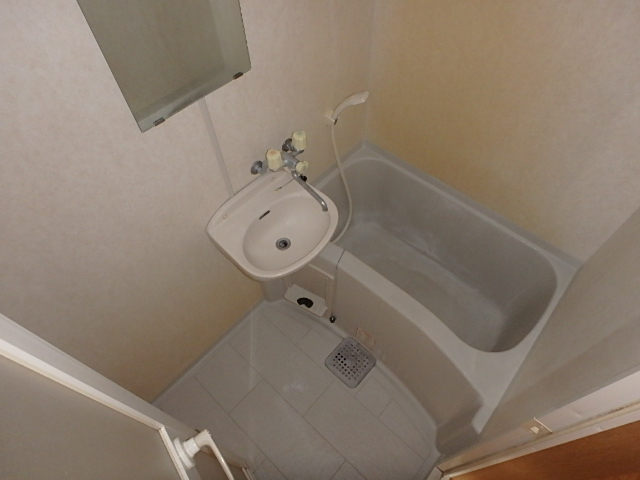 バス・シャワールーム　１日の疲れをバスルームでゆっくりと…。