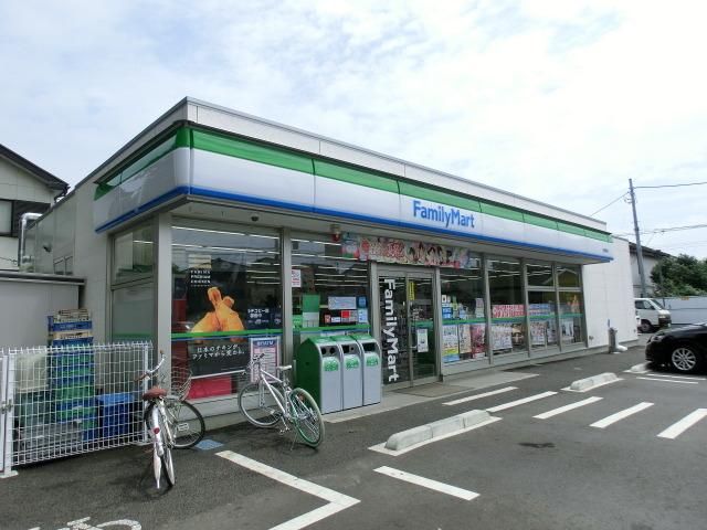 コンビニ　ファミリーマート（コンビニ）まで130m