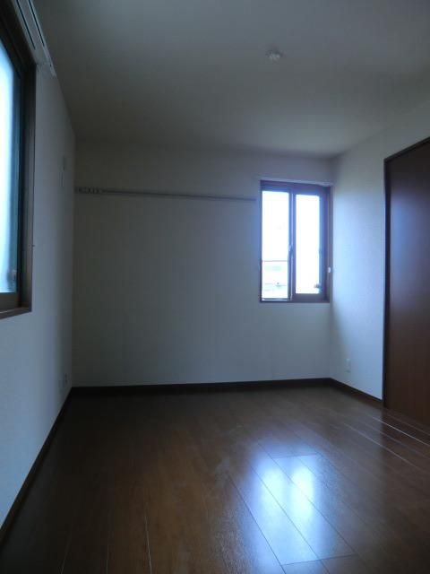 居室・リビング　明るい寝室です