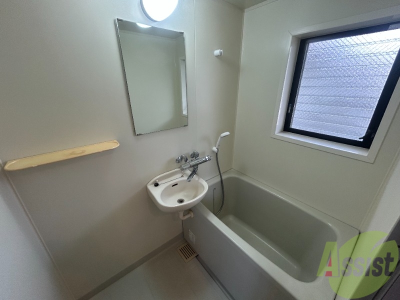 バス・シャワールーム　浴室は広くゆったりできそうです。窓があるのも嬉しい。