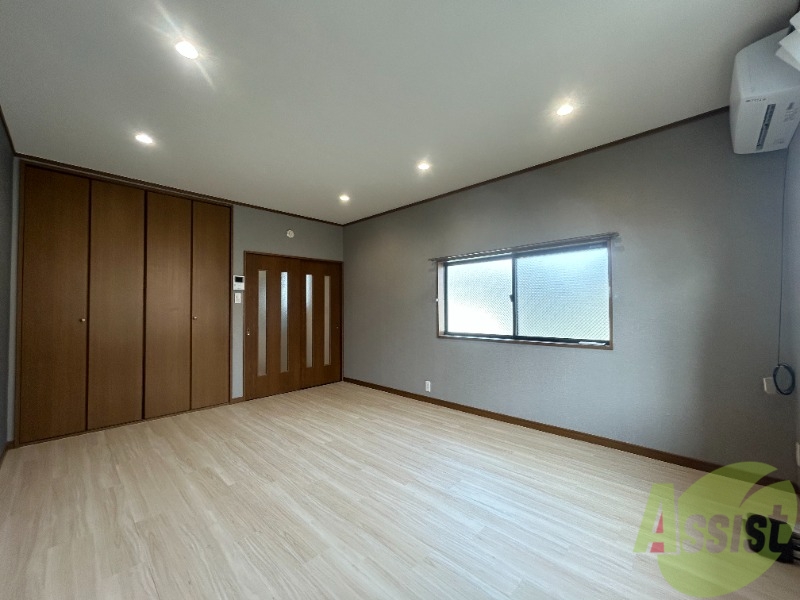 居室・リビング　洋室は８畳で広々お使いいただけますよー。