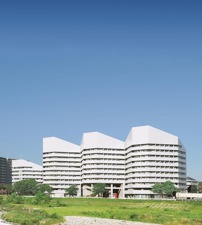 建物外観　浅川沿いに建つ眺めの良いマンションです