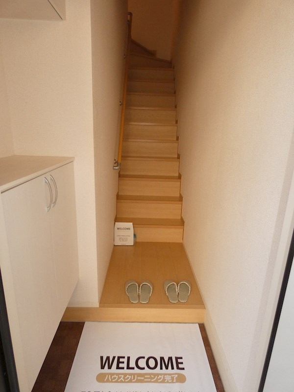 玄関　※反転タイプの部屋の写真です