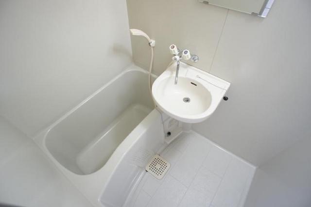 バス・シャワールーム　お風呂トイレ別々でいつでも清潔な水回りです