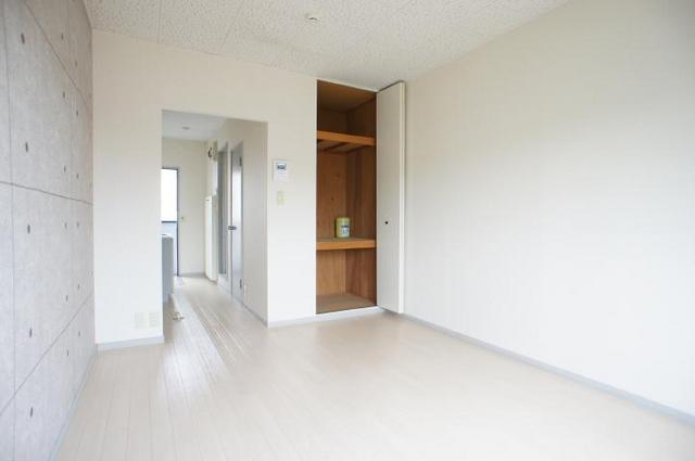 その他部屋・スペース　白い床とアクセントクロスが魅力的です