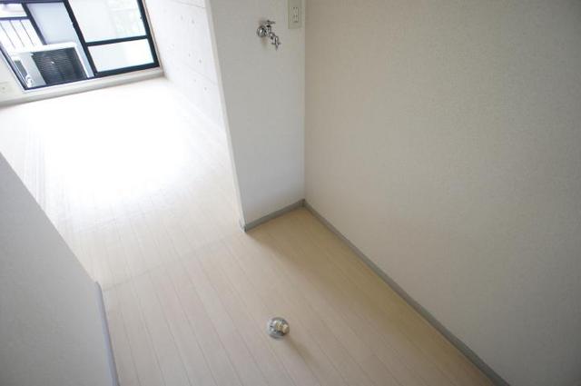 その他　雨の日でも安心の室内洗濯機置き場