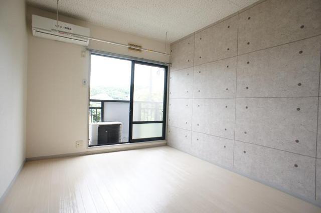 居室・リビング　白い床とアクセントクロスが魅力的です