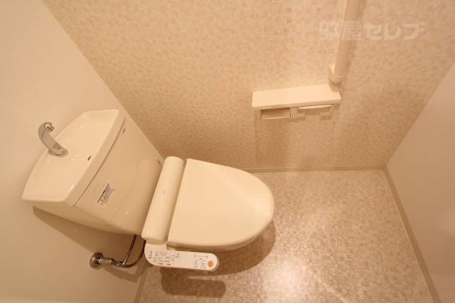 トイレ　温水洗浄便座が設備として備わります。