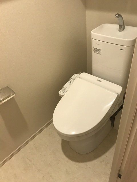 トイレ　※写真は同タイプ住戸です。