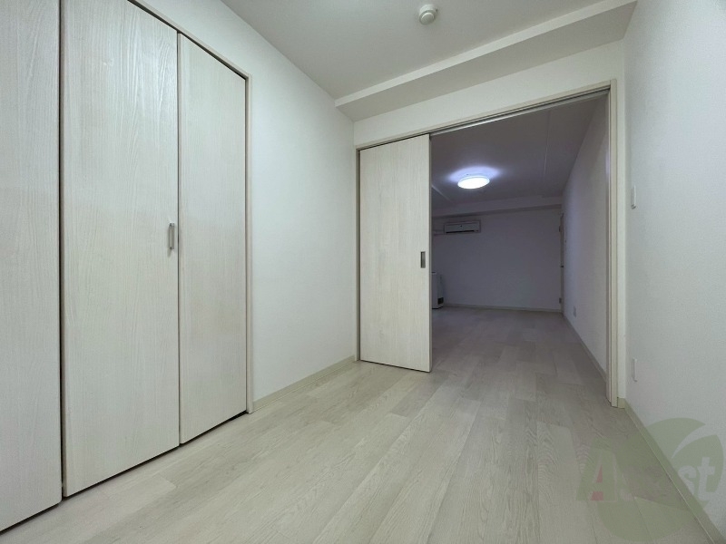 その他部屋・スペース　４．３帖の洋室です。広々として、きれいですね。