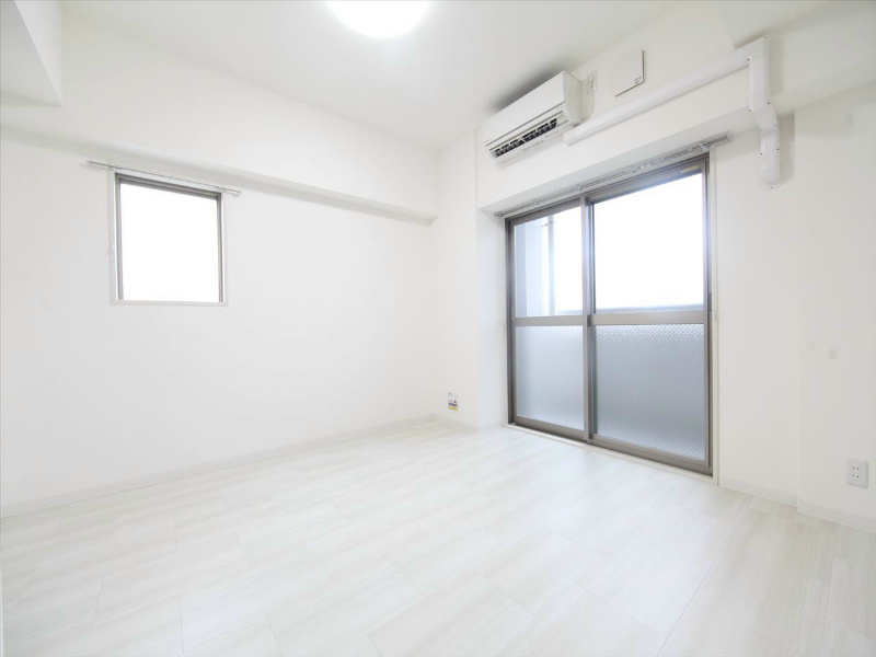 バルコニー　洋室8帖　2面採光　バルコニー　エアコン完備