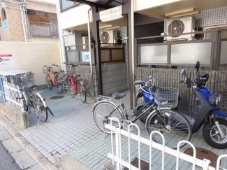 エントランス　駐輪場・バイク置き場です
