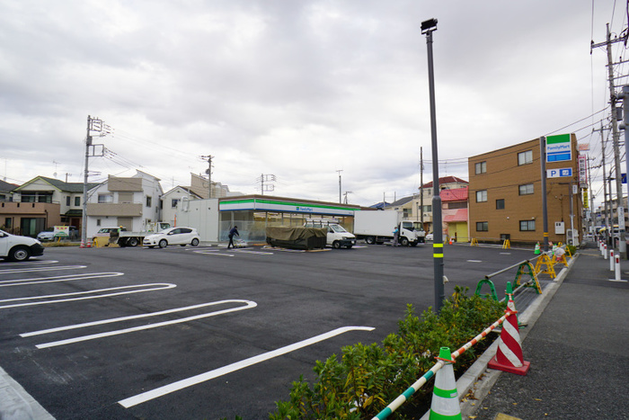 コンビニ　Family　Mart（コンビニ）まで240m